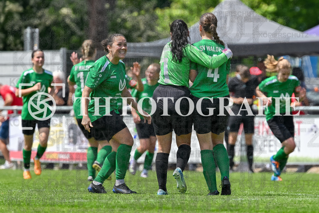 GER, FC Hauingen - SV Waldhaus, Frauen-Fussball, Rothaus Bezirkpokal, Finale, Saison 2024/2025, 29.05.2025 | Fabiane Priscila Leite de Souza (SV Waldhaus, #12), Anna Stowasser (SV Waldhaus, #01), Anna-Maria Cigolla (SV Waldhaus, #04)GER, FC Hauingen - SV Waldhaus, Frauen-Fussball, Rothaus Bezirkpokal, Finale, Saison 2024/2025, 29.05.2025Foto: TH Fotografie/Thomas Hess