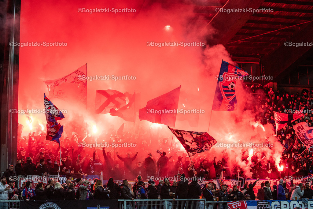 Pyroshow | 15.10.2025, Fußball, Niederrheinpokal, 3.Runde, KFC Uerdingen - MSV Duisburg: Pyroshow der KFC Fans zu Spielbeginn - Realisiert mit Pictrs.com