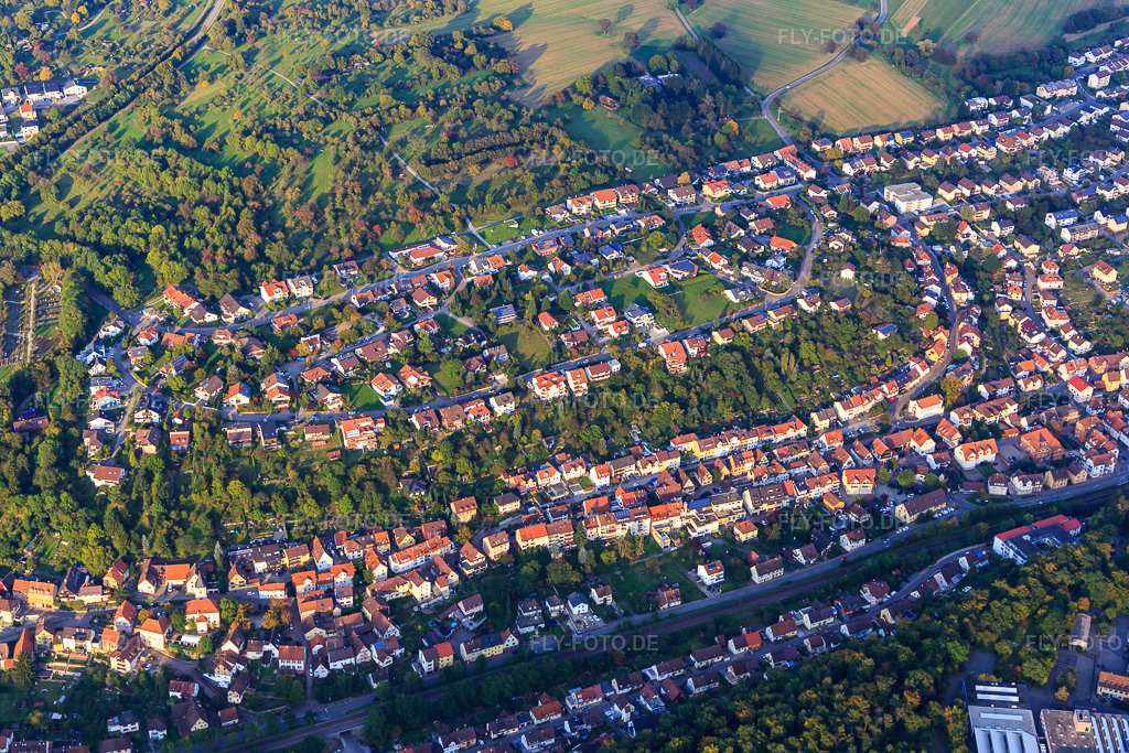 Luftbild: Siedlung zwischen Wingertweg und Kraichgaustr in Ispringen im Bundesland Baden-Württemberg in Deutschland. Foto: IMG_103709.jpg vom 23.09.2017 durch Werner Riehm/FLY-FOTO.de