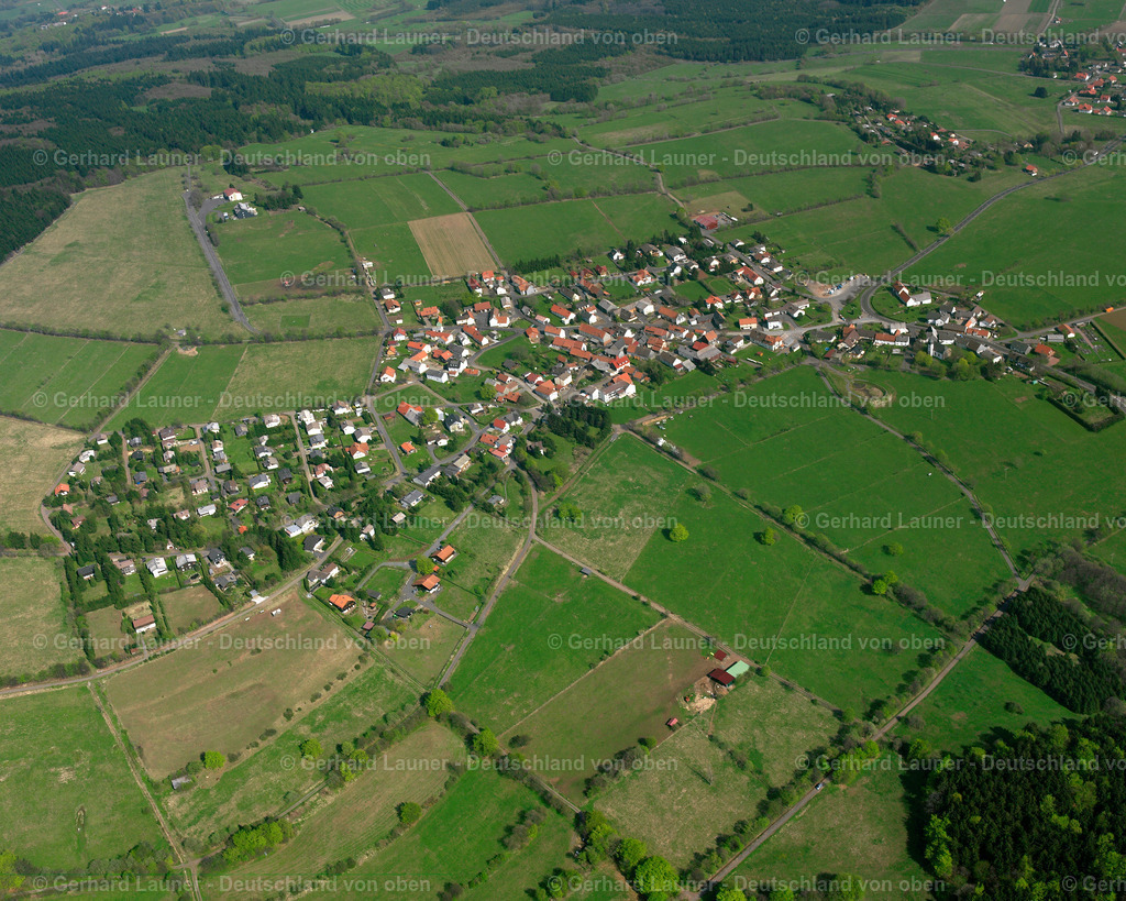 2615220 | HERCHENHAIN 07.06.2006 Ortsansicht am Rande von landwirtschaftlichen Feldern und Nutzflächen  in Herchenhain im Bundesland Hessen, Deutschland // Village view on the edge of agricultural fields and land  in Herchenhain in the state Hesse, Germany Foto: Gerhard Launer