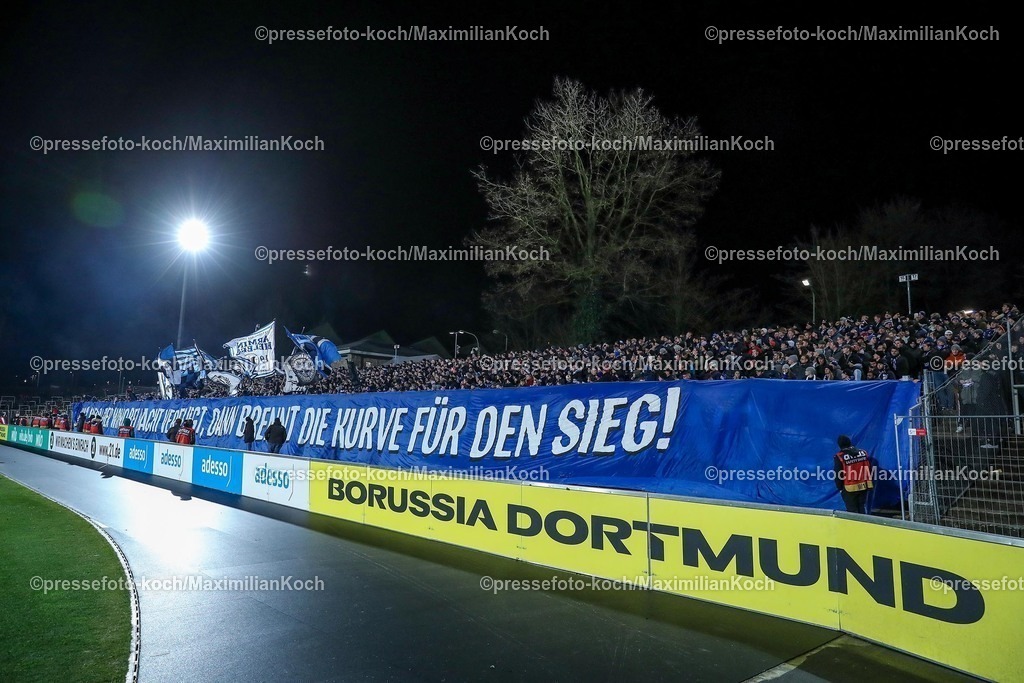 BVBII26012502053 | 26.01.2025, Fußball, 3.Liga, Borussia Dortmund II - Arminia Bielefeld, Stadion Rote Erde, Saison 2024 2025: Banner vor dem vollen Gästeblock der Auswärtsfans aus BielefeldDFB regulations prohibit any use of photographs as image sequences and or quasi-video.