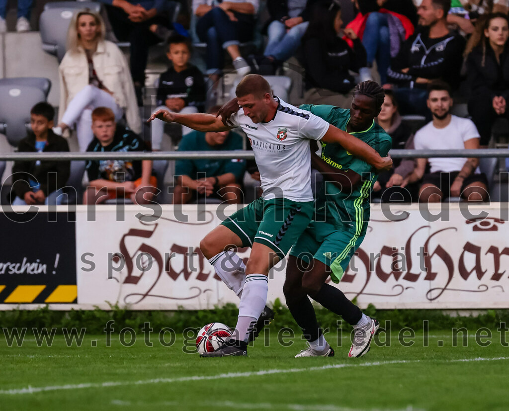 2023-09-01_044_FC_Schwaig_gegen_TSV_Gruenwald | Oberding, Deutschland, 01.09.2023:
Fußball, Landesliga Südost 2023 / 2024, 9. Spieltag, FC Schwaig gegen TSV Grünwald, Endergebnis: 3:1

Nils Wölken (FC Schwaig, #8), k.A. (TSV Grünwald, #13)

Foto: Christian Riedel / fotografie-riedel.net