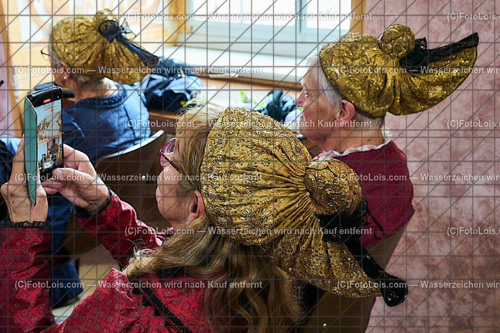 ALP0153_XXXIX_Chopin-Festival_Eroeffnung_Goldhaubengruppe Lackenhof | (C)FotoLois.com, Alois Spandl, XXXIX. internationales CHOPIN-Festival in der Kartause Gaming, Eröffnung des Festivals mit Einmarsch der Goldhaubengruppe Lackenhof mit der Musikkapelle Gaming sowie den Ehrengästen und Eröffnungsansprachen in der Barockbibliothek, Fr 4. August 2023.