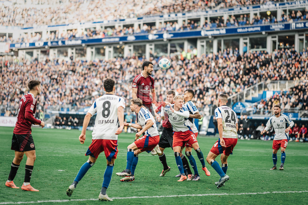 Fußball | Männer | Saison 2024/2025 | 2. Fußball-Bundesliga | 11. Spieltag | Hamburger SV vs. 1. FC Nürnberg | 03.11.2024 | Mahir Emreli (#30, 1. FC Nürnberg) beim Kopfball