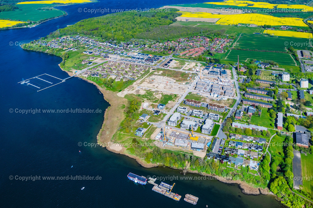 Kappeln_Ellenberg_Baugebiet_ELS_6645010524 | KAPPELN 01.05.2024 Baustellen zum Neubau- Wohngebiet einer Einfamilienhaus- und Mehrfamilienhaus- Siedlung " SchleiTerrassen " und " Reetdach Quartier Ostseefjord Schlei " im Ortsteil Ellenberg in Kappeln im Bundesland Schleswig-Holstein, Deutschland. Weiterführende Informationen bei: BPD Immobilienentwicklung GmbH,  CordesHaus Schleiterrassen GmbH,  Heller & Groß Immobilien GmbH & Co. KG,  Nord-Ostsee Sparkasse - Immobiliencenter. // Construction sites for new construction residential area of detached housing estate " SchleiTerrassen " and " Reetdach Quartier Ostseefjord Schlei " in the district Ellenberg in Kappeln in the state Schleswig-Holstein, Germany. Further information at: BPD Immobilienentwicklung GmbH,  CordesHaus Schleiterrassen GmbH,  Heller & Gross Immobilien GmbH & Co. KG,  Nord-Ostsee Sparkasse - Immobiliencenter. Foto: Martin Elsen