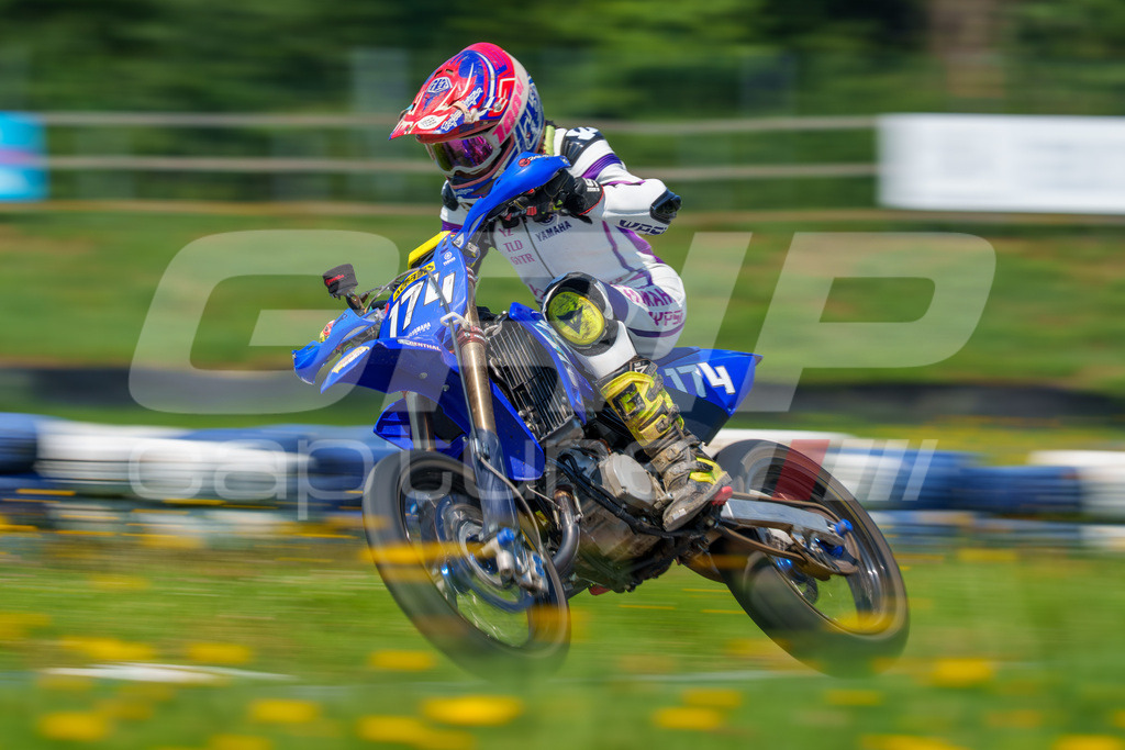 G-Cup + Supermoto Staatsmeisterschaft + Hungarian Supermoto Championship | GRIPcapture steht für authentische Sportfotografie in Österreich – für Momente, die mehr sind als Geschwindigkeit oder Ergebnis. Es geht um Emotion, Spannung, Fokus und den Augenblick, der oft nur einen Wimpernschlag dauert.Ob Motorsport, Teamsport oder 