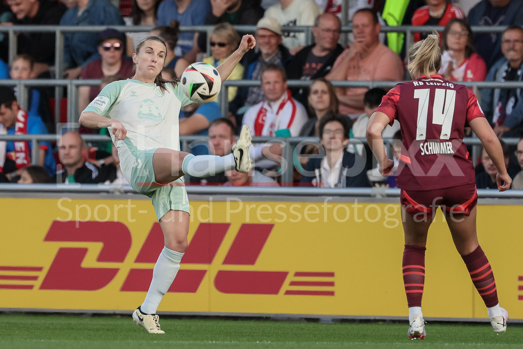 Fussball, Google Pixel Frauen-Bundesliga, RB Leipzig - SV Werder Bremen | v.li.: Michaela Brandenburg (SV Werder Bremen, 14) und Marleen Schimmer (RB Leipzig, 14) im Zweikampf, Duell, Dynamik, Aktion, Action, Spielszene, DIE DFB-RICHTLINIEN UNTERSAGEN JEGLICHE NUTZUNG VON FOTOS ALS SEQUENZBILDER UND/ODER VIDEOÄHNLICHE FOTOSTRECKEN. DFB REGULATIONS PROHIBIT ANY USE OF PHOTOGRAPHS AS IMAGE SEQUENCES AND/OR QUASI-VIDEO.