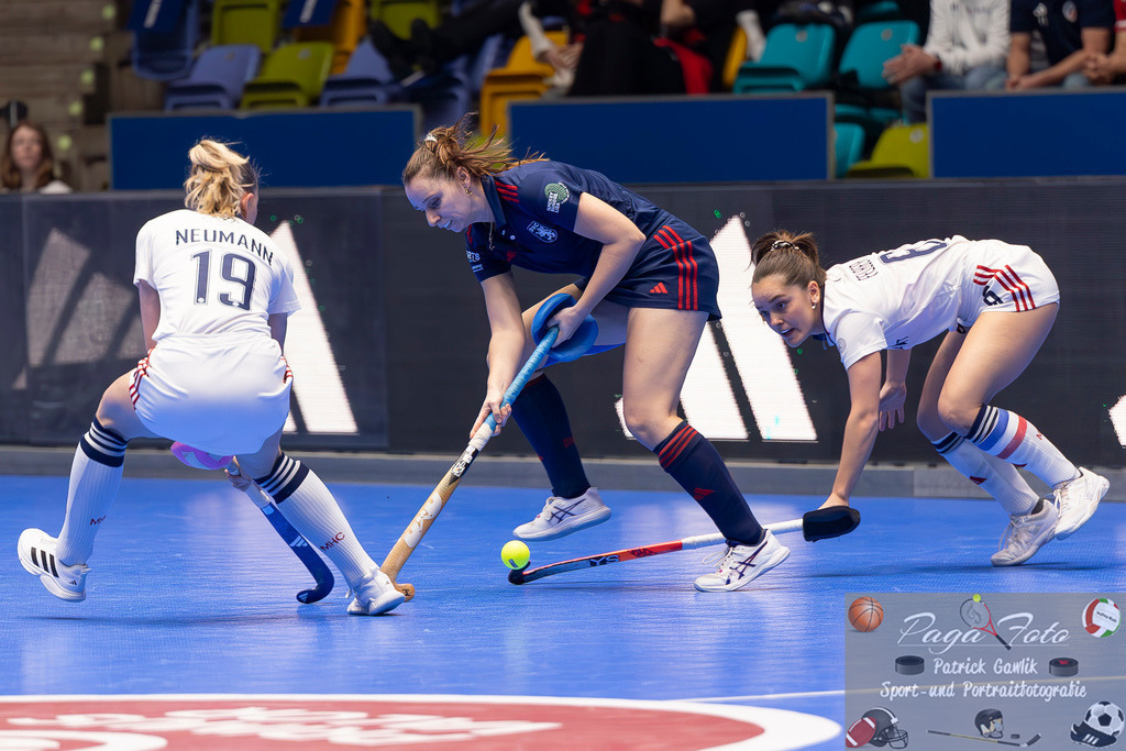 Volvo E.R.B. Final 4 Halbfinale Frauen: Mannheimer HC - Düsseldorfer HC, 25.01.2025 | Elisa Gräve (Düsseldorfer HC #26) & Fiona Felber (Mannheimer HC #6) & Verena Neumann (Mannheimer HC #19), Mannheimer HC - Düsseldorfer HC, Frankfurt, Süwag Arena, 25.1.2025 - Realisiert mit Pictrs.com