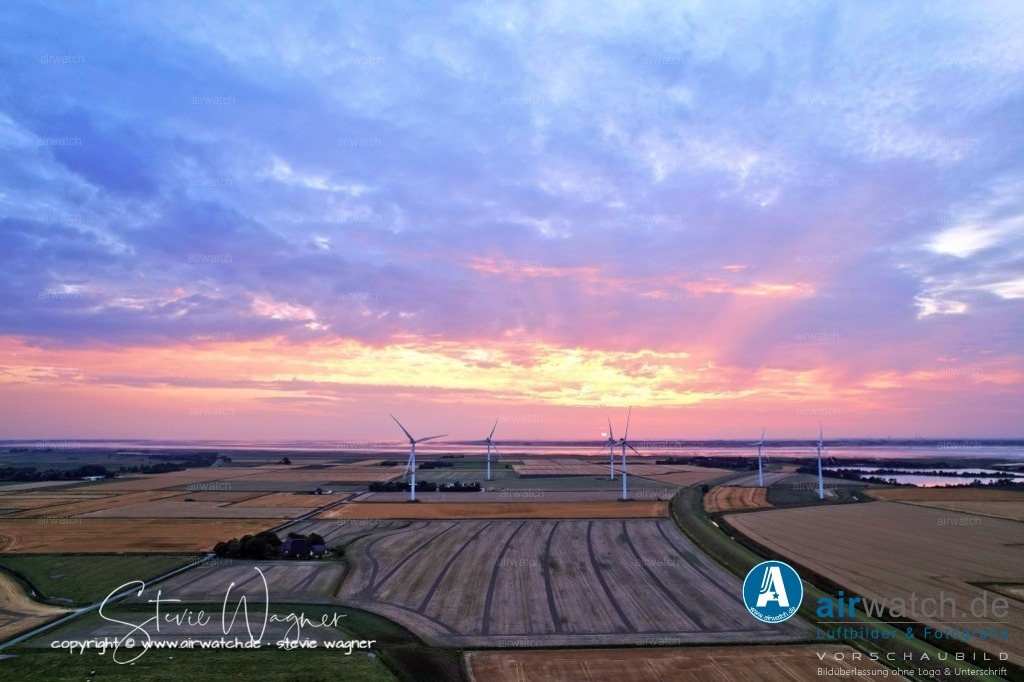 Windpark - Simonsberg | Entdecken Sie atemberaubende Luftbilder und Fotografien auf airwatch.de - Tauchen Sie ein in eine Welt voller faszinierender Aufnahmen aus der Vogelperspektive.