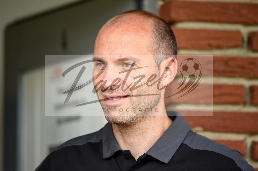 BSBOSN_20210626_0003 | Fussball, Herren: Trainer Daniel Scherning (VfL Osnabrueck) schaut beim Testspiel zwischen TuS Bersenbrueck und VfL Osnabrueck im Hasestadion am 26.06.2021 in Bersenbrueck, Deutschland. - Realisiert mit Pictrs.com