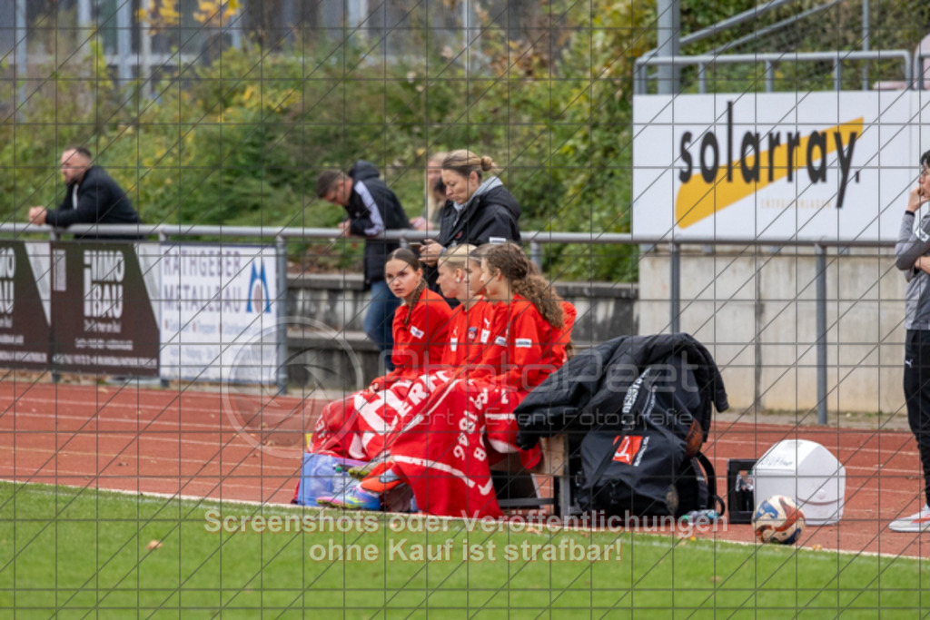 20251115_142201_0159 | #,1.FC Donzdorf (schwarz) vs. 1.FC Heidenheim (rot), Fussball, EnBW-Oberliga B -Juniorinnen, 10. Spieltag, Saison 2025/2026, Rasenplatz, Lautertal Stadion, Süßener Straße 16, 73072 Donzdorf, 15.11.2025 - 14:00 Uhr,Foto: PhotoPeet-Sportfotografie/Peter Harich