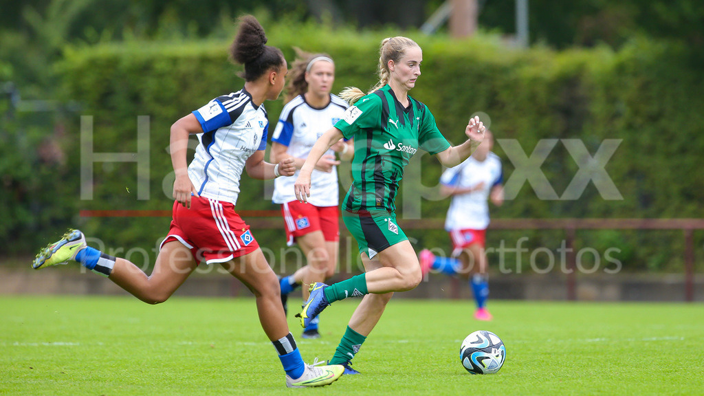 Fussball, 2. Frauen-Bundesliga, Hamburger SV - Borussia Möchengladbach | v.li.: Lisa Baum (Hamburger SV, 11) und Laura Radke (Borussia Mönchengladbach, 10) im Laufduell, Zweikampf, Duell, Dynamik, Aktion, Action, Spielszene, DIE DFB-RICHTLINIEN UNTERSAGEN JEGLICHE NUTZUNG VON FOTOS ALS SEQUENZBILDER UND/ODER VIDEOÄHNLICHE FOTOSTRECKEN. DFB REGULATIONS PROHIBIT ANY USE OF PHOTOGRAPHS AS IMAGE SEQUENCES AND/OR QUASI-VIDEO.
