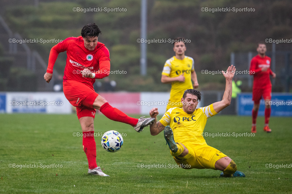 Schussabwehr | 15.11.2025, Fussball, Niederrheinpokal, VfB Homberg - Rot-Weiß Oberhausen: Fabio-Daniel Simoes-Ribeiro (VfB Homberg #6) wehrt einen Schuss von Moritz Stoppelkamp (Rot-Weiß Oberhausen #10) ab - Realisiert mit Pictrs.com