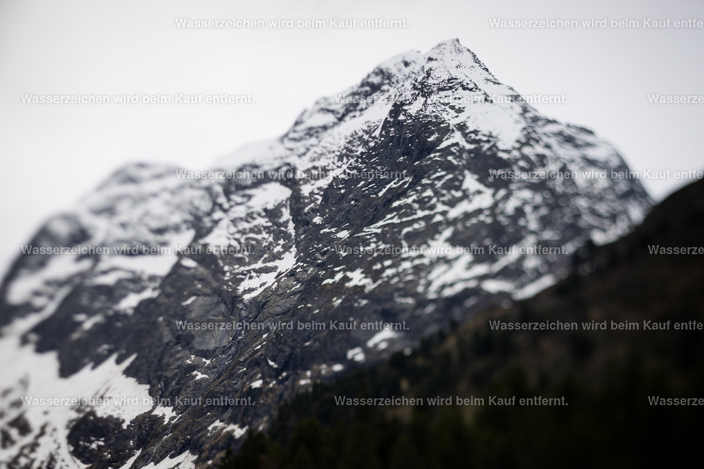 Seelenerinnerung | Die Botschaft zum Bild lautet: Äonen von Jahren. Äonen an Zeitaltern. Erdacht. Erschafft. Dies ist die Welt hier. Lass dich gleiten hindurch die Zeiten und lass dir zeigen die unendlichen Weiten. Dein Sein ist ein Staubkorn. Sogar winziger als ein Staubkorn im großen Gefüge des Universums. Doch dieses Staubkorn gehört zu diesem Bild! Du bist wichtig. Doch werde demütig angesichts der Äonen von Jahren. Spüre, dass du schon öfters da warst. Bleibe demütig in deinem Sein, so dass Bewusstsein lernt, sich nicht mehr so wichtig zu nehmen. Höre auf dein Herz, denn das ist mit den Äonen von Jahren verbunden. Dein Herz ist deine Verbindung zur Seele. Tiefe Liebe umspült dich, du kleines Staubkorn. Und nun lache und erfreue dich an deiner Existenz, so wie auch ich mich an dir erfreue. Denn dein Leben ist es wert, gelebt zu werden. Der Tod, der dich an dein Leben erinnert.