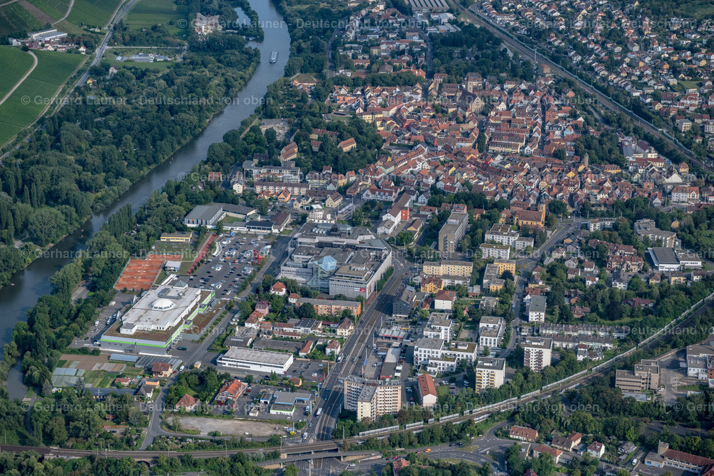4047781 | WüRZBURG 21.08.2021 Stadtansicht am Ufer des Flussverlaufes des Main im Ortsteil Heidingsfeld in Würzburg im Bundesland Bayern, Deutschland. // City view on the river bank of the Main river in the district Heidingsfeld in Wuerzburg in the state Bavaria, Germany. Foto: Gerhard Launer