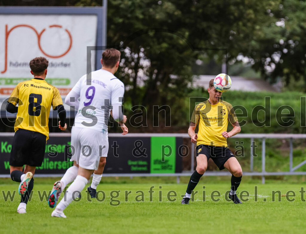 2023-08-09_066_FC_Moosinning_II_gegen_SpVgg_Altenerding | Moosinning, Deutschland, 09.08.2023:
Fußball, Kreisliga 2023 / 2024, 3. Spieltag, FC Moosinning II gegen SpVgg Altenerding, Endergebnis: 1:1

Benedikt Rösl (FC Moosinning, #8), Matthias Loher (SpVgg Altenerding, #9), Maximilian Schmid (FC Moosinning, #14)

Foto: Christian Riedel / fotografie-riedel.net
