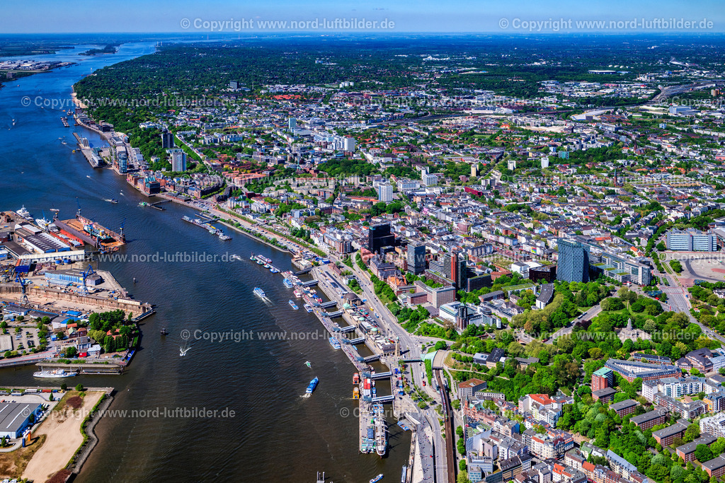 Hamburg_Landungsbrücken_St_Pauli_bis_Altona_ELS_4798010525 | HAMBURG 01.05.2025 Hafenanlagen und Landungsbrücken am Ufer des Fluss- Verlaufes der Elbe an der Straße Bei den Sankt Pauli-Landungsbrücken im Ortsteil Sankt Pauli in Hamburg, Deutschland. // Port facilities and jetties on the banks of the river course of the Elbe on the street Bei den Sankt Pauli-Landungsbruecken in the district of Sankt Pauli in Hamburg, Germany. Foto: Martin Elsen