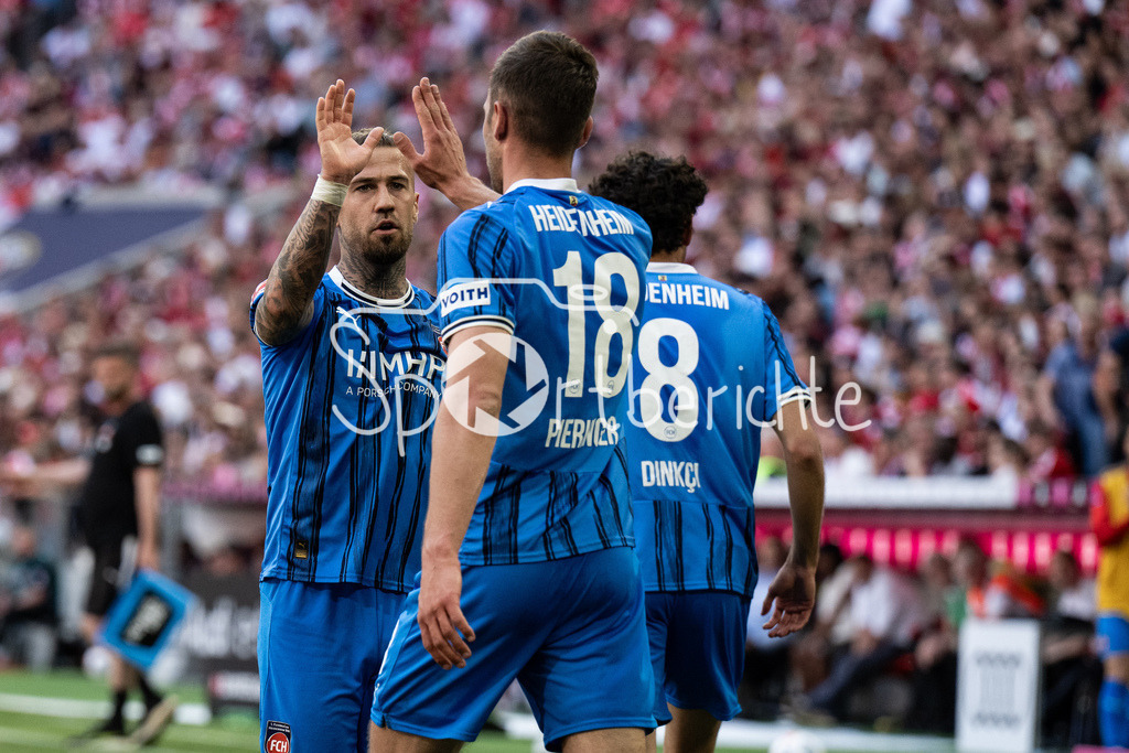 FC Bayern München - 1. FC Heidenheim | MUNICH, GERMANY - 02. MAI: Jubel der Gäste nach dem Treffer zum 0-2 durch Eren Sami DINKCI (1. FC Heidenheim 8) während dem Bundesligamatch zwischen dem FC Bayern München und dem 1. FC Heidenheim am 32. Spieltag in der Allianz Arena / DFL REGULATIONS PROHIBIT ANY USE OF PHOTOGRAPHS AS IMAGE SEQUENCES AND/OR QUASI-VIDEO