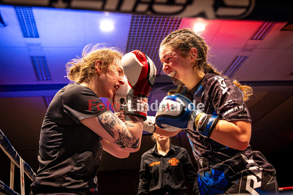 Sonja Özgisi (Sei Wasser Bad Tölz) blau gegen Franziska Waiser (MFA Penz) rot | MFA Fight Night Frauen K1 -67kg Kampf 7, Sonja Özgisi (Sei Wasser Bad Tölz) blau gegen Franziska Waiser (MFA Penz) rot, 20251108,,2025-11-08 in Penzberg (Wellenberghalle Penzberg), Copyright: WolfgangxLindner www.foto-lindner.de