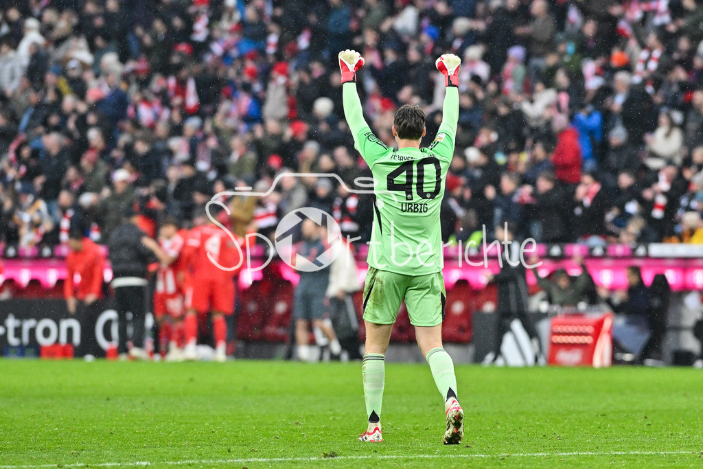 FC Bayern München - Eintracht Frankfurt | MUNICH, GERMANY - 21. FEBRUARY: Jonas Kurt URBIG (FC Bayern Munich 40) freut sich über das Tor zum 3-0 durch Harry KANE (FC Bayern Munich 9) / Tor / Torschuetze / Freude / Happy / während dem Bundesligamatch zwischen dem FC Bayern München und der SG Eintracht Frankfurt am 23. Spieltag in der Allianz Arena / DFL REGULATIONS PROHIBIT ANY USE OF PHOTOGRAPHS AS IMAGE SEQUENCES AND/OR QUASI-VIDEO