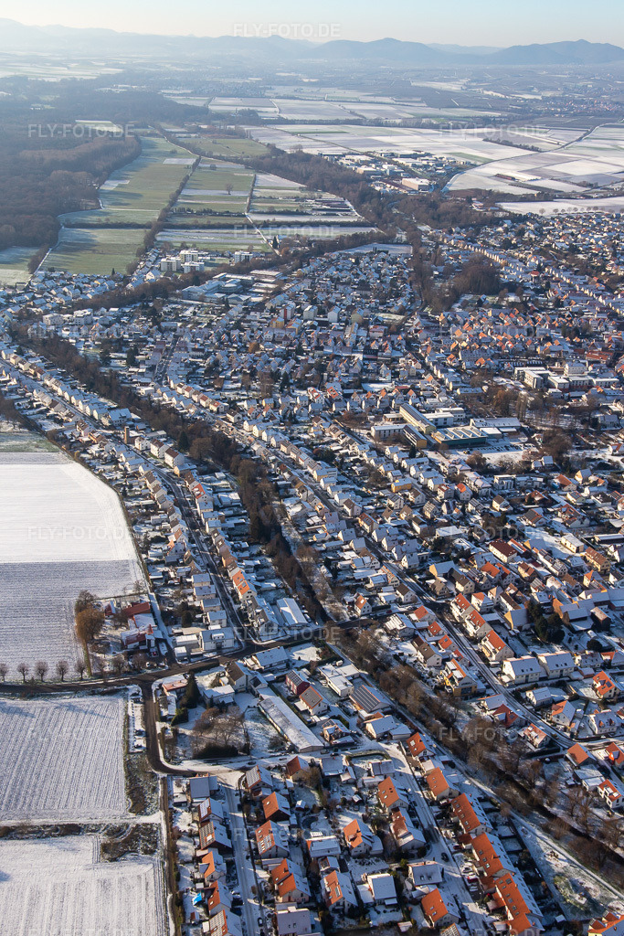 Luftbild: Ketteler Straße im Winter bei Schnee in Herxheim bei Landau im Bundesland Rheinland-Pfalz in Deutschland. Foto: IMG_135517.jpg vom 16.12.2022 durch Werner Riehm/FLY-FOTO.de