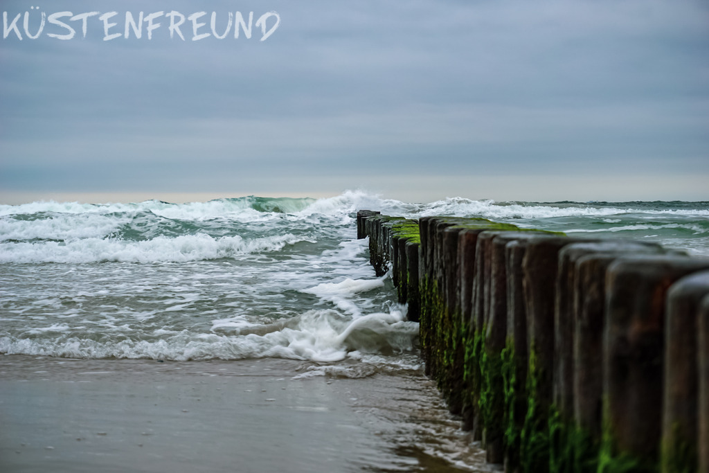 Buhne in Wellen // mystisches Ostseebild | Entdecke deine Lieblingslandschaft von der Küste – auf Ostsee Leinwand, Nordsee Leinwand, Alu Dibond oder Acrylglas, passend für jeden Geschmack und Raum.