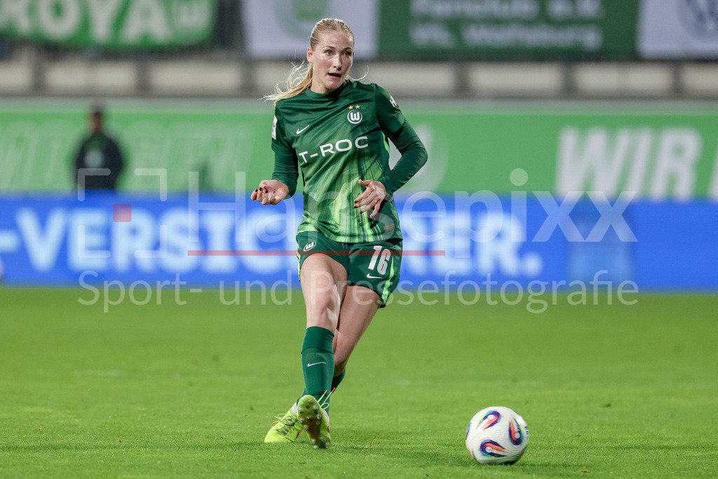 Fussball, Google Pixel Frauen-Bundesliga, VfL Wolfsburg - Hamburger SV | Camilla Küver (VfL Wolfsburg, 16) am Ball, Freisteller, Einzelbild, Ganzkörper, Aktion, Action, Spielszene, DIE DFB-RICHTLINIEN UNTERSAGEN JEGLICHE NUTZUNG VON FOTOS ALS SEQUENZBILDER UND/ODER VIDEOÄHNLICHE FOTOSTRECKEN. DFB REGULATIONS PROHIBIT ANY USE OF PHOTOGRAPHS AS IMAGE SEQUENCES AND/OR QUASI-VIDEO.