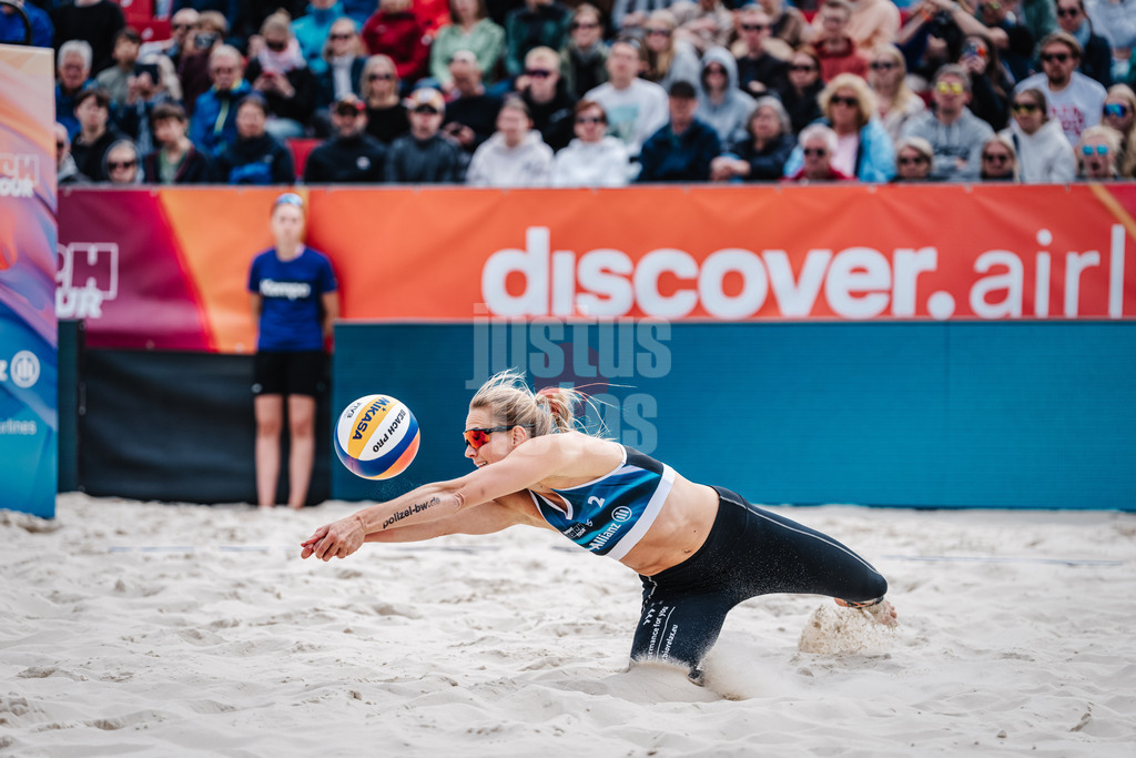 Beachvolleyball | Frauen | German Beach Tour 2024 | Tourstop Bremen | 09.06.2024 | Kim van de Velde spielt den Ball