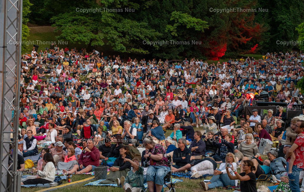 DSC_1474 | Der Staatspark Fürstenlager in Bensheim Auerbach, an der hessischen Bergstraße- ist ein wunderschöner Landschaftspark nach englischen Vorbild. Es war die Sommerresidenz der Darmstädter Fürstenfamilie die hier das "einfache Landleben" genossen. Zu jeder Jahreszeit kann man das Fürstenlager als Ausflugsziel empfehlen. Im Herrenhaus ist eine Gastronomie untergebracht. Im Sommer findet auf der Bühne vor der großen Wiese ein Opern-Air statt, 