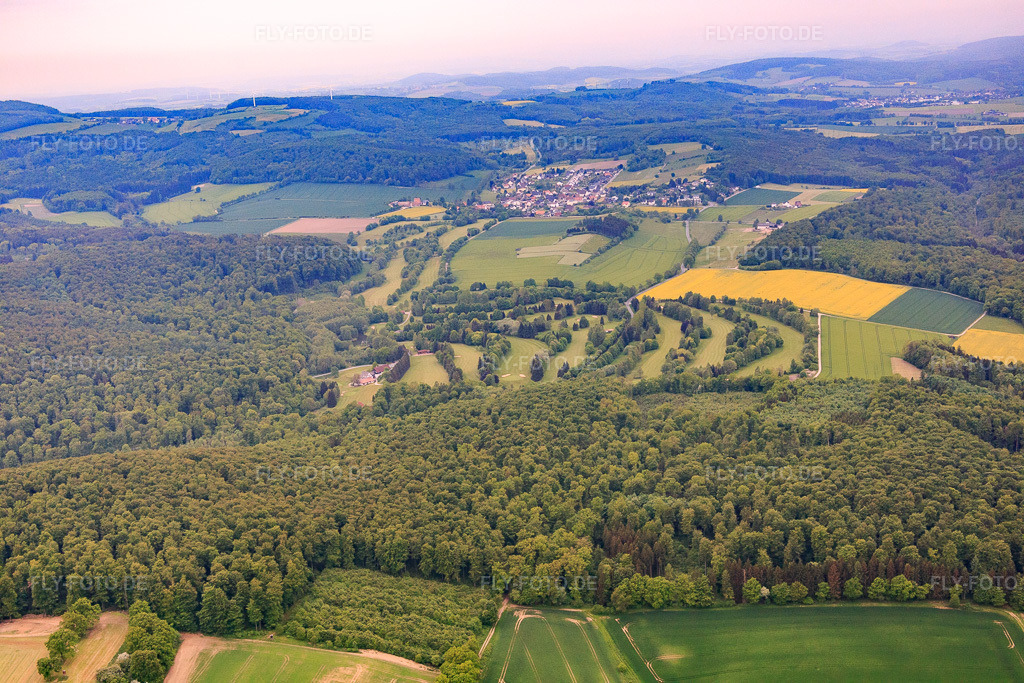 Luftbild: Golfclub Weserbergland e.V. aus Norden in Polle im Bundesland Niedersachsen in Deutschland. Foto: IMG_079490.jpg vom 24.05.2015 durch Werner Riehm/FLY-FOTO.deGolfclub Weserbergland - Ihr perfekter Golfplatz