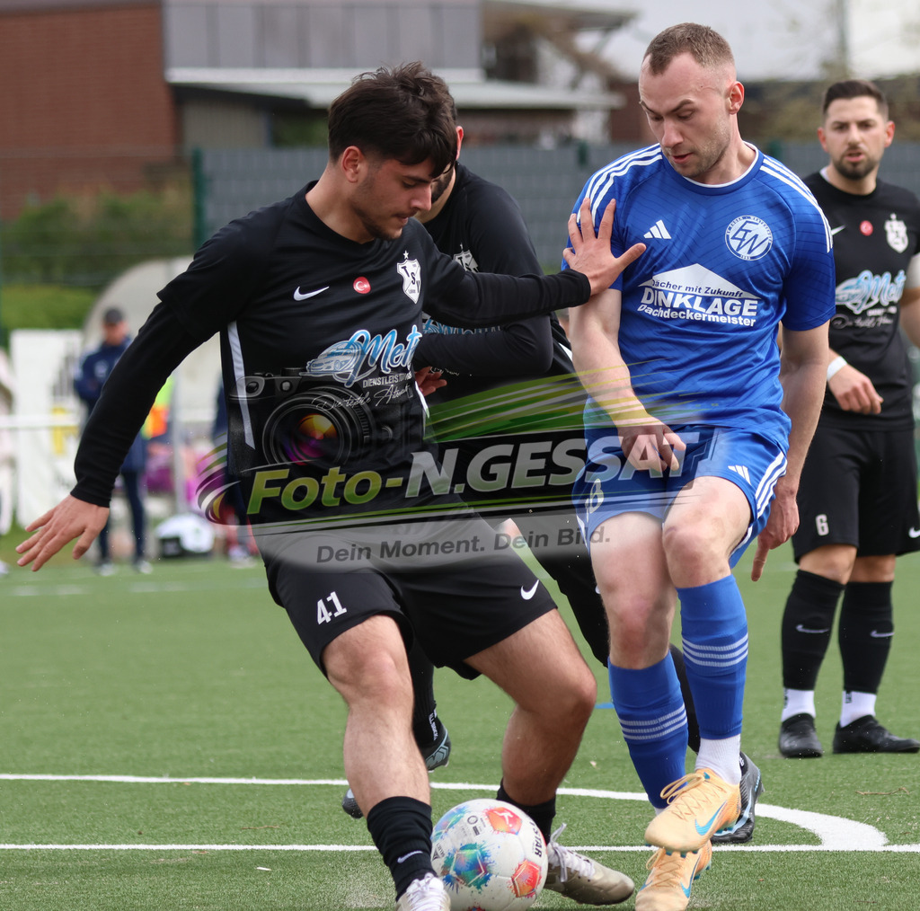 SV Enger-Westerenger - TSV Löhne | Auf dem Bild zu sehen: blau SV Enger-Westerenger: Marlon Meyer ; schwarz TSV Löhne: Yusuf Yagiz SV Enger-Westerenger, TSV Löhne, Saison 25/26, Kreisliga A, Enger, Deutschland - Realisiert mit Pictrs.com