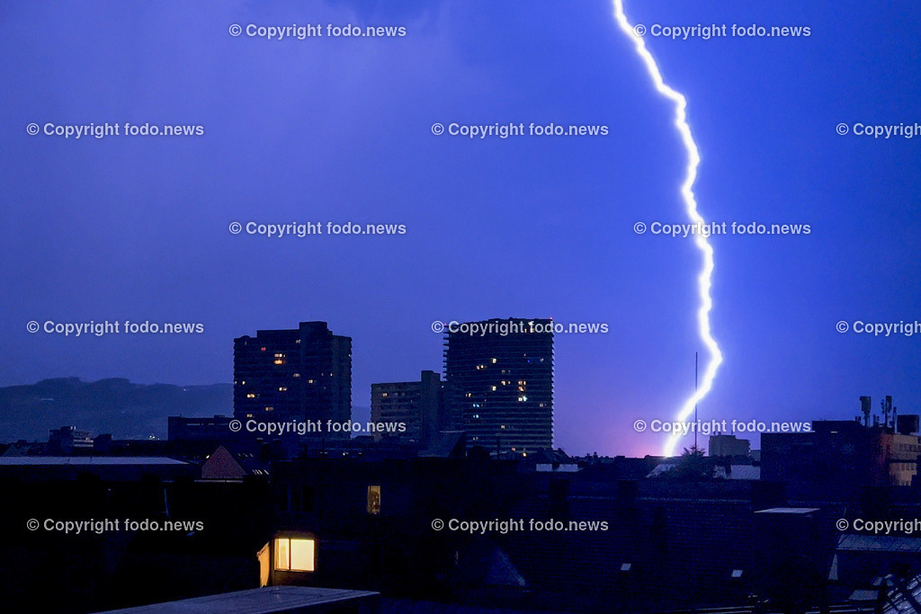 Linz_ Gewitterzelle ueber Linz_28.07.2024-6 | 28.07.2024, Linz, AUT, Linz, im Bild Gewitterzelle ueber Linz, Wolken, Blitz, Blitze, Donner, Regen, Sturm, Unwetter, Wetter