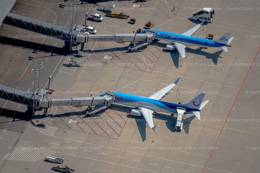 4034398 | LEINFELDEN-ECHTERDINGEN 22.07.2020 Abfertigungs- Gebäude und Terminals auf dem Gelände des Flughafen Stuttgart in Leinfelden-Echterdingen im Bundesland Baden-Württemberg, Deutschland. Weiterführende Informationen bei: Flughafen Stuttgart GmbH. // Dispatch building and terminals on the premises of the airport Stuttgart in Leinfelden-Echterdingen in the state Baden-Wuerttemberg, Germany. Further information at: Flughafen Stuttgart GmbH. Foto: Gerhard Launer