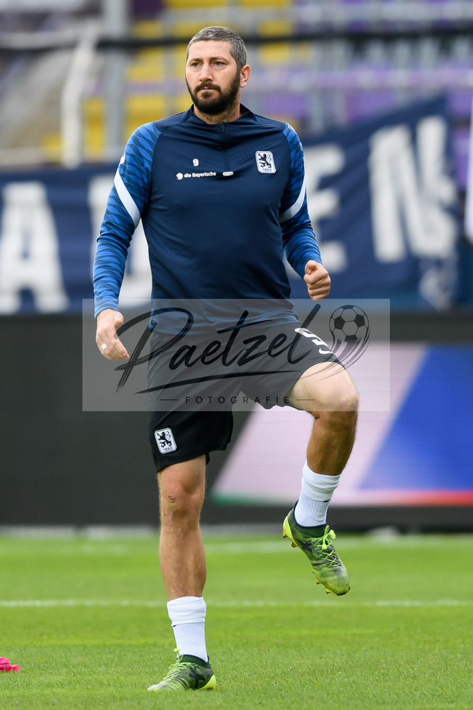 OSNTSV20211106_075 | Fussball, Herren: Sascha Moelders (TSV 1860 Muenchen) schaut bei dem Spiel der 3. Liga zwischen VfL Osnabrueck und TSV 1860 Muenchen im Stadion an der Bremer Bruecke am 06.11.2021 in Osnanbrueck, Deutschland.DFB / DFL REGULATIONS PROHIBIT ANY USE OF PHOTOGRAPHS AS IMAGE SEQUENCES AND/OR QUASI-VIDEO. - Realisiert mit Pictrs.com