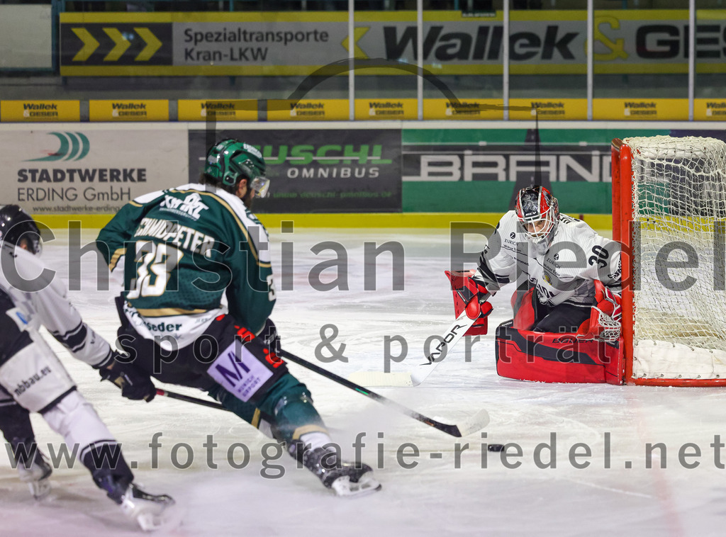 2026-01-30_011_TSV_Erding_gegen_EHF_Passau_Black_Hawks | Erding, Deutschland, 30.01.2026:Eishockey, Oberliga Süd 2025 / 2026, 42. Spieltag, TSV Erding gegen EHF Passau Black Hawks, Endergebnis: 2:6Marc Schmidpeter (Erding Gladiators, #33), Torwart Janik Engler (EHF Passau Black Hawks, #30)Foto: Christian Riedel / fotografie-riedel.net