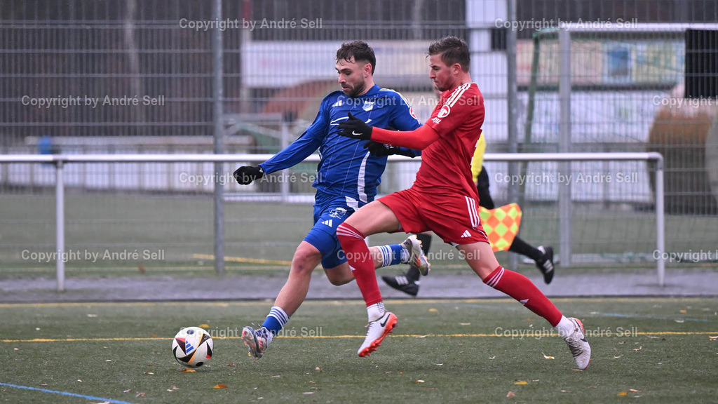 TuS Rotenhof vs SpVg. Eidertal Molfsee | Florian Kuklinski (Rotenhof #9) / Tobias Fölster (Molfsee #30) // Fußball-Oberliga Männer 2024/2025 / TuS Rotenhof vs SpVg. Eidertal Molfsee / Kunstrasenplatz TuS Rotenhof / Rendsburg, Fockbeker Chaussee 241 / 07.12.24 - Realisiert mit Pictrs.com