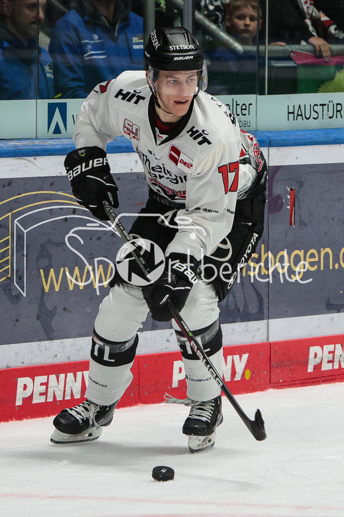 Augsburger Panther - Koelner Haie  | Jan Luca SENNHENN (KEC #17) am Puck