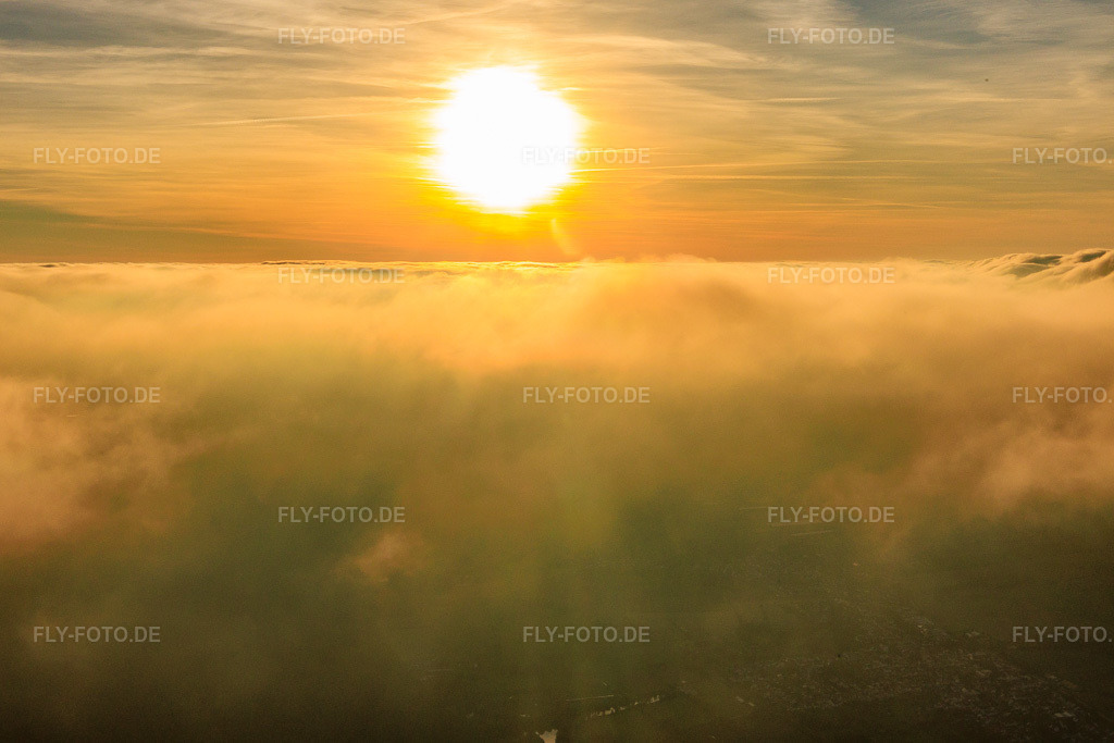 Luftbild: Sonnenuntergang über den Wolken in Steinfeld im Bundesland Rheinland-Pfalz in Deutschland. Foto: IMG_150084.jpg vom 10.10.2025 durch Werner Riehm/FLY-FOTO.de