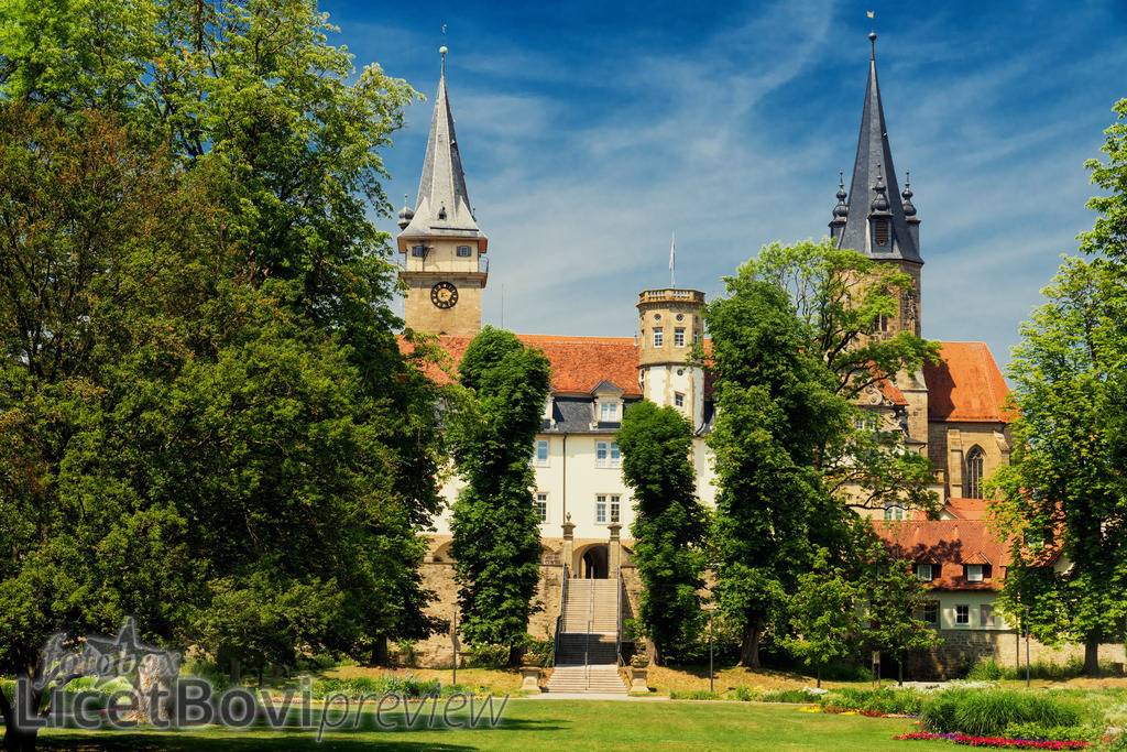 Schloss und Stiftkirche Öhringen | Sommerlicher Blick vom Hofgarten auf die beiden Wahrzeichen der ehemaligen Hohenloher Residenzstadt. - Realisiert mit Pictrs.com