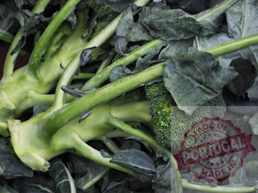 Fresh green broccoli florets and stems with leaves | Fresh green broccoli florets, stems, and leaves creating a healthy food background - Realisiert mit Pictrs.com