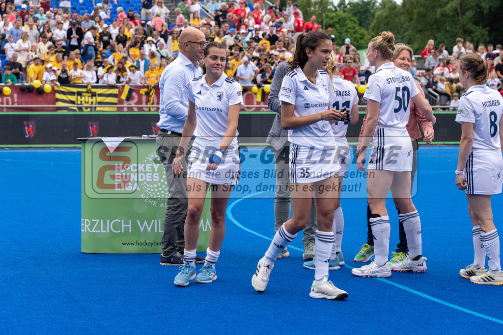 Final4_20250601-1215-HK108382 | Krefeld, Deutschland, 01.06.2025:  Feldhockey Final4 2025 – „Deutsche Feldhockey-Meisterschaften 2025“ Harvestehuder HTC - Düsseldorfer HC (Finale Damen) im Gerd-Wellen-Hockeyanlage am 01.06.2025 in Krefeld, Deutschland. (Foto von Kramhöller/Fehrmann/Kaste)Krefeld, Germany, 01.06.2025: Feldhockey Final4 2025 – „Deutsche Feldhockey-Meisterschaften 2025“ Harvestehuder HTC - Düsseldorfer HC (Finale Damen) in Gerd-Wellen-Hockeyanlage at 01.06.2025 in Krefeld, Deutschland. (Foto from Kramhöller/Fehrmann/Kaste)