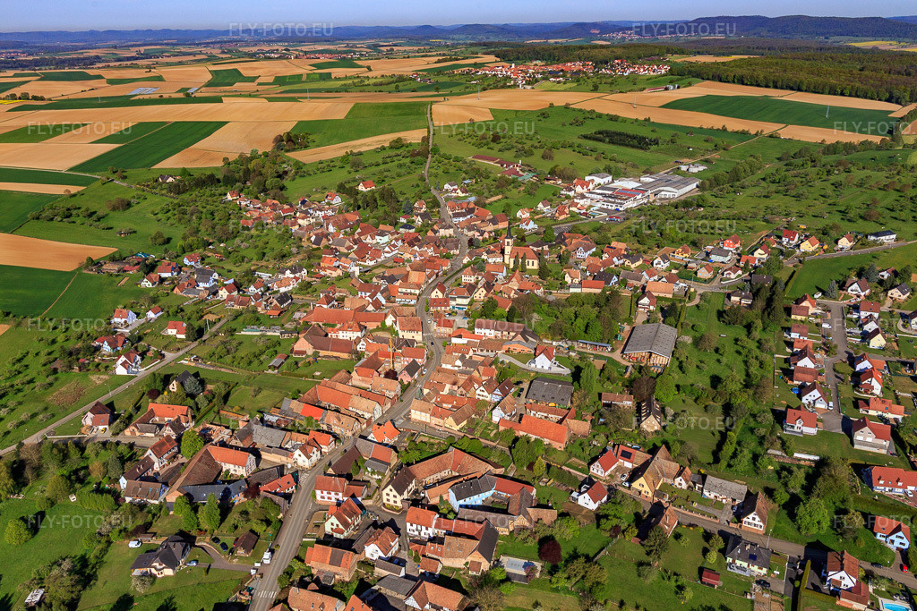 Vue aérienne: Vue de la ville depuis le sud-est à Mietesheim dans le département Bas Rhin, France – .Photo: IMG_099433.jpg prise le 30/04/2017 par Werner Riehm/FLY-FOTO.eu – Résolution de l'original: 5240 x 3493 px