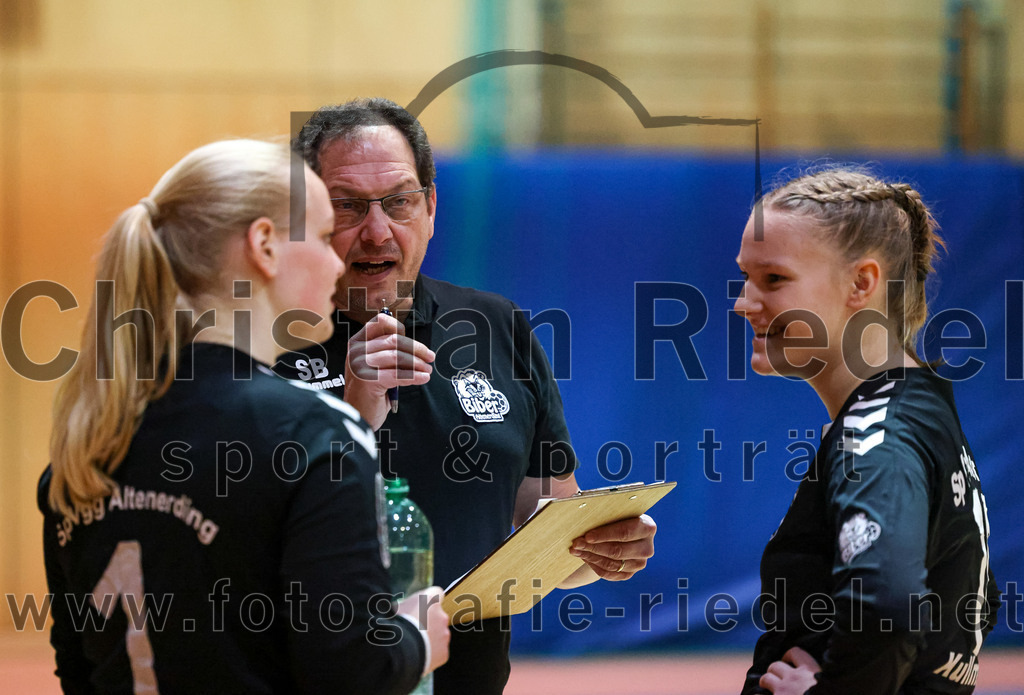 2022-11-19_082_SpVgg_Altenerding_gegen_HC_Donau-Paar | Erding, Deutschland, 19.11.2022:
Handball, Bezirksoberliga Frauen Altbayern 2022 / 2023, 5. Spieltag, SpVgg Altenerding gegen HC Donau/Paar, Endergebnis: 22:33

Torfrau Lara Kullmann (SpVgg Altenerding, #11)

Foto: Christian Riedel / fotografie-riedel.net