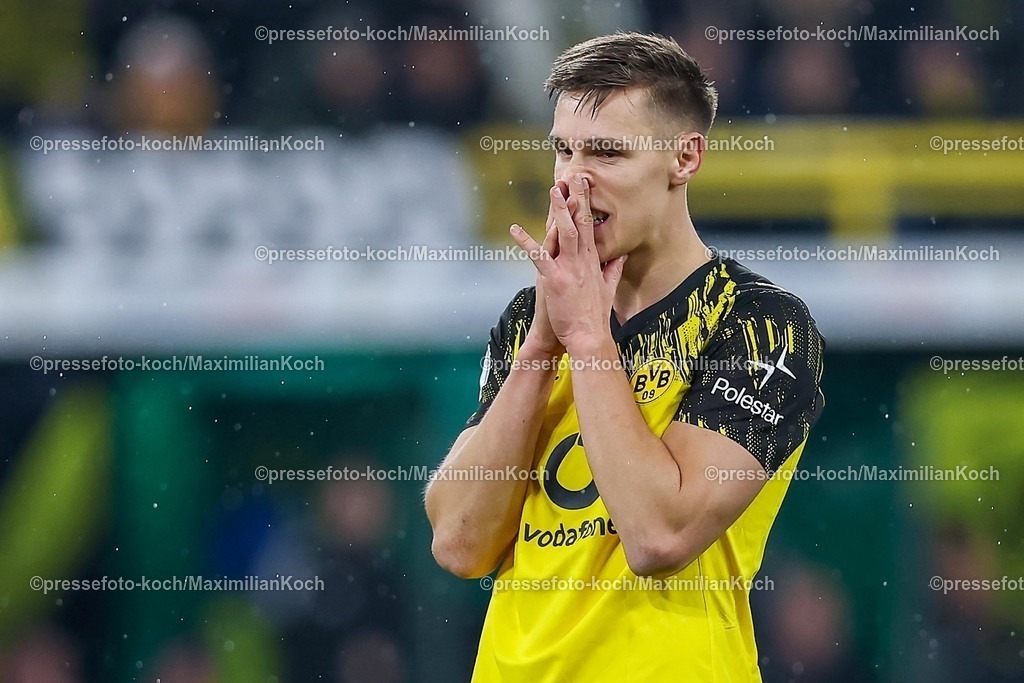 BVB02122501082 | 02.12.2025, Fußball, DFB-Pokal, Borussia Dortmund - Bayer 04 Leverkusen, Achtelfinale, Signal Iduna Park, Saison 2025 2026: Nico Schlotterbeck (BVB #04) rümpft Enttäuscht die Nase Enttäuschung Mimik Gestik DFB regulations prohibit any use of photographs as image sequences and or quasi-video.