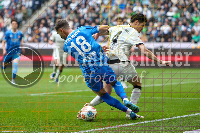 04.04.2026, GER, Fussball, Herren, 1. BL, Saison 2025/2026, Borussia Mönchengladbach - 1. FC Heidenheim | Marvin Pieringer (Heidenheim) und Kevin Diks (Borussia Mönchengladbach) im Kampf um den Ball 