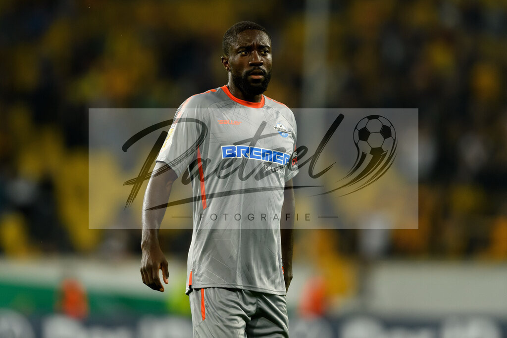 DREPAD20210806_168 | Fussball, Herren: Prince Owusu (SC Paderborn 07) schaut beim Spiel der 1. Runde im DFB-Pokal zwischen SG Dynamo Dresden und SC Paderborn 07 im Rudolf-Harbig-Stadion am 06.08.2021 in Dresden, Deutschland.DFB / DFL REGULATIONS PROHIBIT ANY USE OF PHOTOGRAPHS AS IMAGE SEQUENCES AND/OR QUASI-VIDEO. - Realisiert mit Pictrs.com