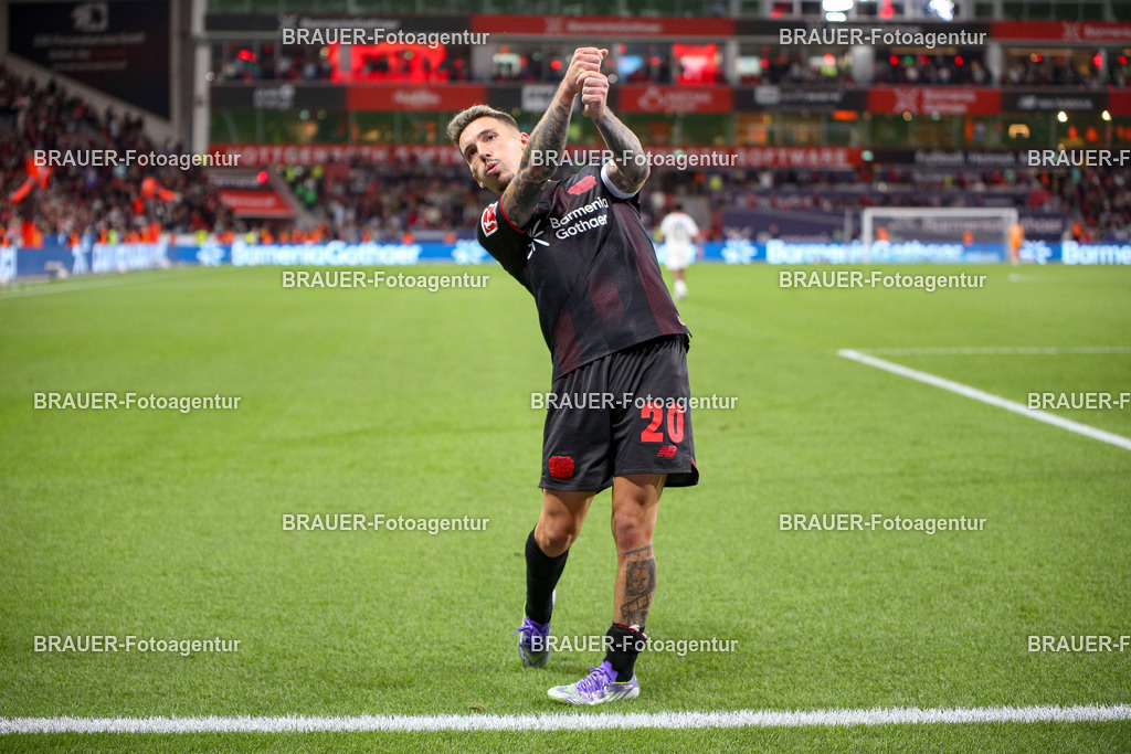 Bayer 04 Leverkusen vs Eintracht Frankfurt - Bundesliga  | Leverkusen, Deutschland, 12.09.25:   Alejandro Grimaldo (Bayer 04 Leverkusen) Torjubel, jubelt nach seinem Treffer zum 3:1 waehrend des Spiels der Bundesliga zwischen  Bayer 04 Leverkusen vs Eintracht Frankfurt in der BayArena(Foto von Brauer-Fotoagentur / Adrian Schlueter)
