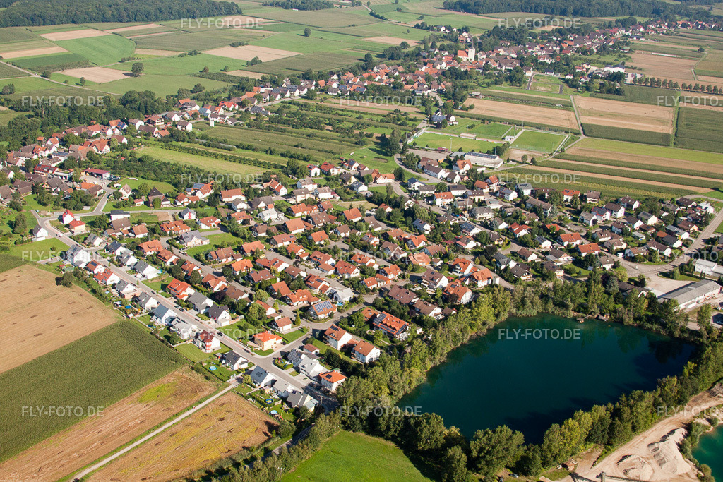 Dorf an den See- Uferbereichen des Risisee | Luftbild: Dorf an den See- Uferbereichen des Risisee im Ortsteil Gamshurst in Achern im Bundesland Baden-Württemberg in Deutschland. Foto: IMG_31674.jpg vom 20.08.2010 durch Werner Riehm/FLY-FOTO.de - Realisiert mit Pictrs.com