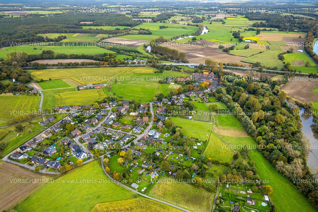 Huenxe241009748 | Luftbild, Ortsansicht Ortsteil Krudenburg, hinten Fluss Lippe Wiesen und Felder, Krudenburg, Hünxe, Niederrhein, Nordrhein-Westfalen, Deutschland