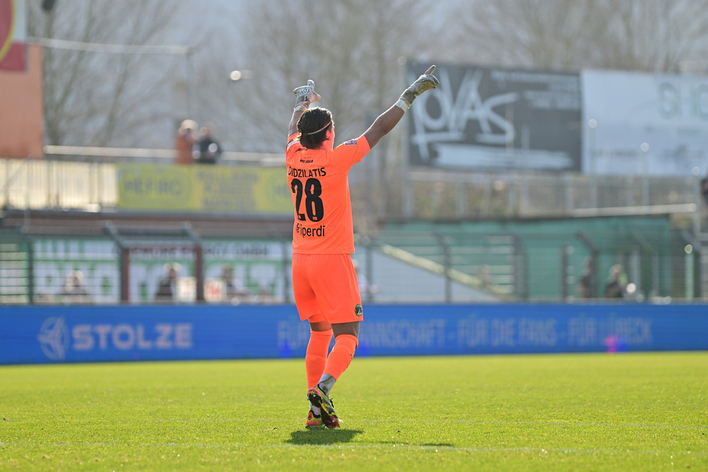 Fußball I Herren I Saison 2024-2025 I Regionalliga Nord I 25. Spieltag I VfB Lübeck - SSV Jeddeloh | Nahaufnahme, Einzelfoto, Freisteller, Portrait, Porträt, Einzelbild, Einzelfoto, Körper: Gavin Didzilatis (28, VfB Lübeck) - Realisiert mit Pictrs.com
